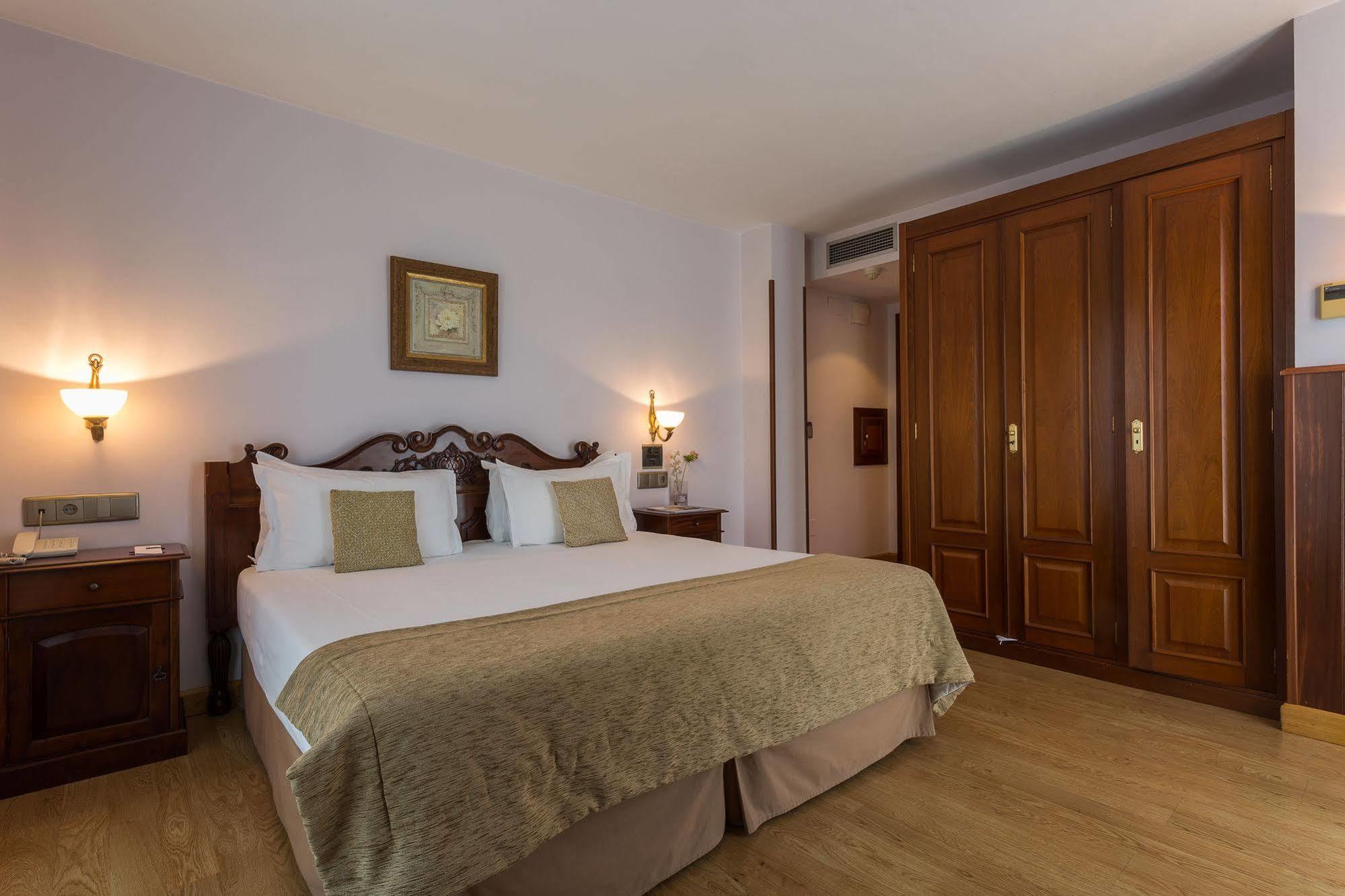Ayre Hotel Alfonso II Овьедо Экстерьер фото