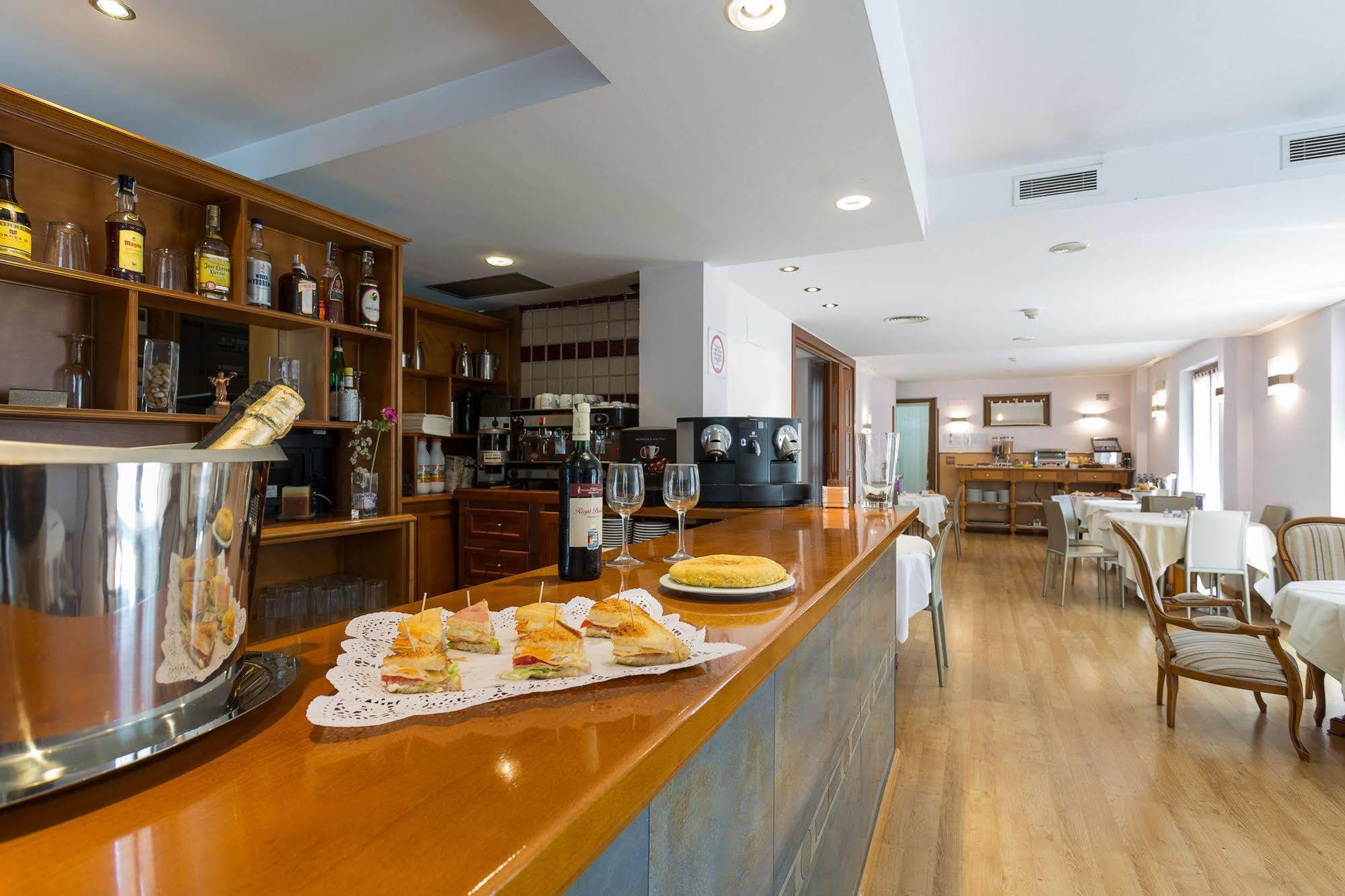 Ayre Hotel Alfonso II Овьедо Экстерьер фото