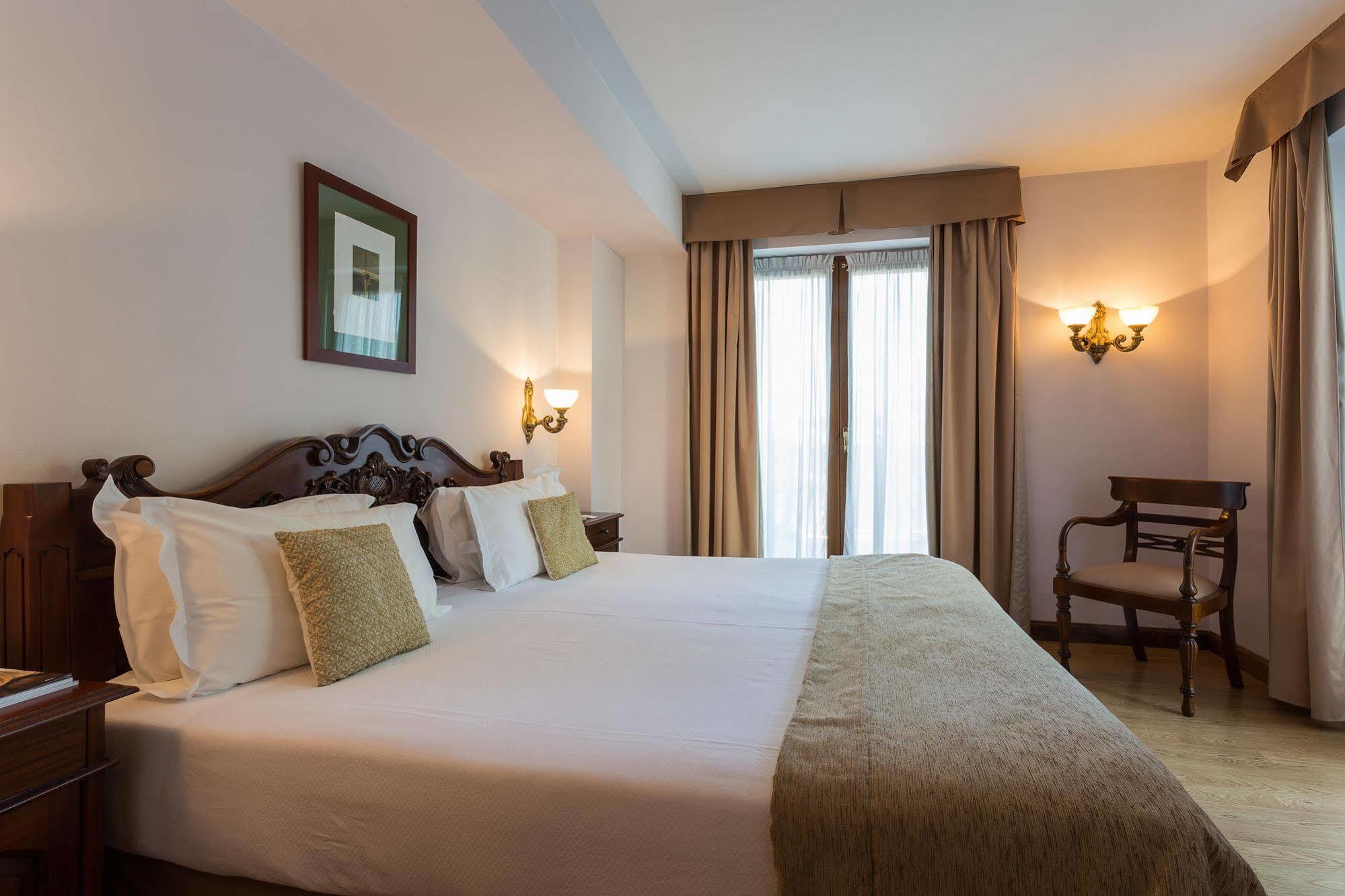 Ayre Hotel Alfonso II Овьедо Экстерьер фото